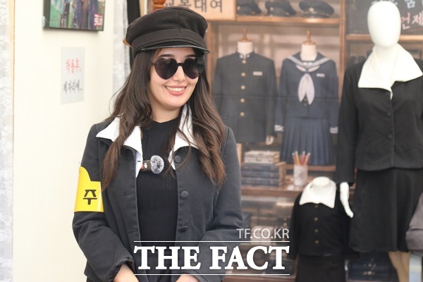 충남 금산군 금산세계인삼엑스포광장 일원에서 제44회 금산세계인삼축제가 1일 개막한 가운데 청춘 레트로 여행 구역에서 한 외국인 관람객이 추억의 교복을 입어보고 즐거워하고 있다. /정예준 기자