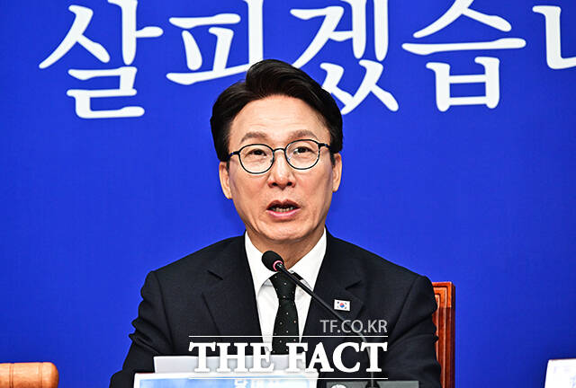 김민석 더불어민주당 대표가 2일 오전 서울 여의도 국회에서 열린 최고위원회의에 참석해 모두발언을 하고 있다. /국회=배정한 기자