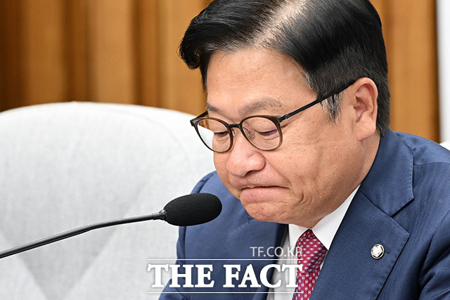모두발언 마친 뒤 눈물 훔치는 정점식 국민의힘 원내대표.