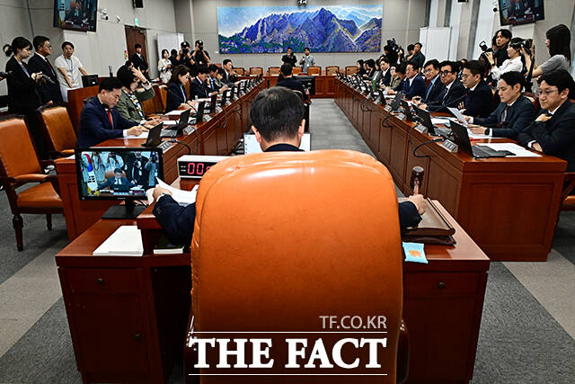'국회의원 김태규 제명 촉구 결의안'을 상정하는 한병도 운영위원장.