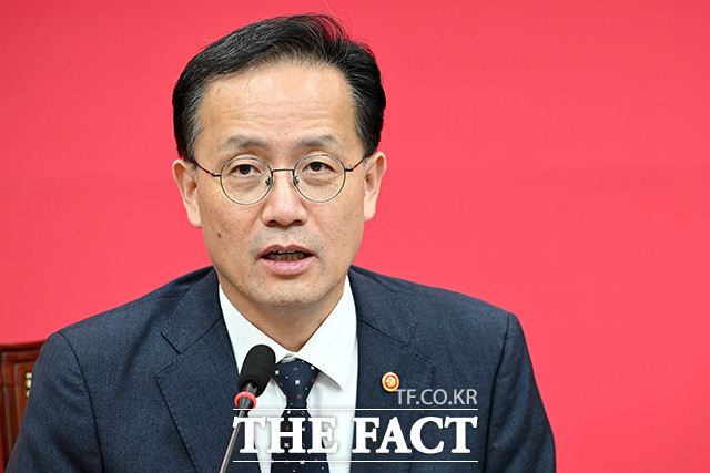 이형일 부총리 겸 재정경제부 장관(왼쪽) 접견하며 인사말 하는 장 대표.