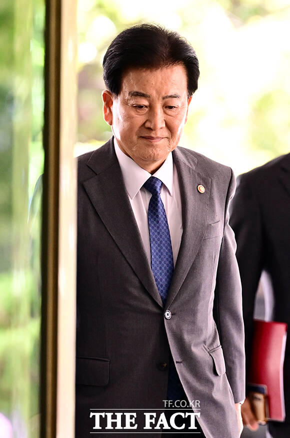 정동영 통일부 장관이 2일 오전 서울 종로구 정부서울청사에로 출근하며 북 지뢰 폭발과 관련해 도어스태핑을 하고 있다. /임영무 기자
