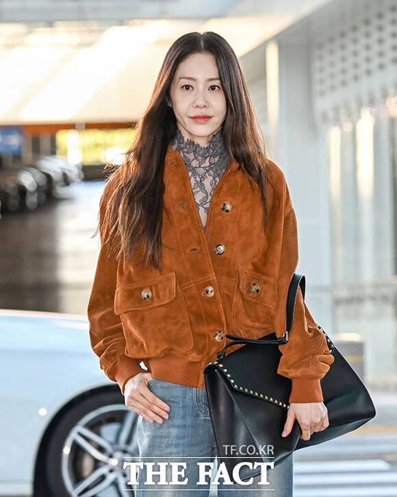 고현정이 '볼하트' 포즈를 하고 있다.