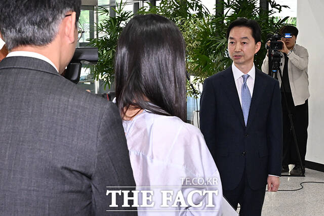 김지용 중대범죄수사청장 후보자가 2일 오후 서울 종로구 정부서울청사 창성동 별관에 마련된 인사청문회 준비단으로 출근하며 입장 표명을 하고 있다. /김성렬 기자
