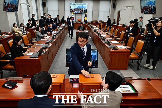 한병도 운영위원장이 2일 오전 서울 여의도 국회에서 열린 운영위원회 전체회의에 참석해 '국회의원 김태규 제명 촉구 결의안' 무기명 투표를 하고 있다. /국회=배정한 기자