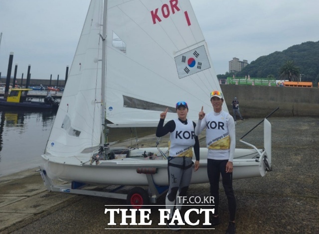 여수시청 직장운동경기부 요트팀 김창주(오른쪽)·이경진 선수가 2026 아이치·나고야 아시안게임 470 혼성 딩기 종목에서 은메달을 목에 걸었다. /여수시