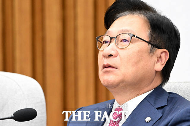 모두발언 마친 뒤 눈물 훔치는 정점식 국민의힘 원내대표.