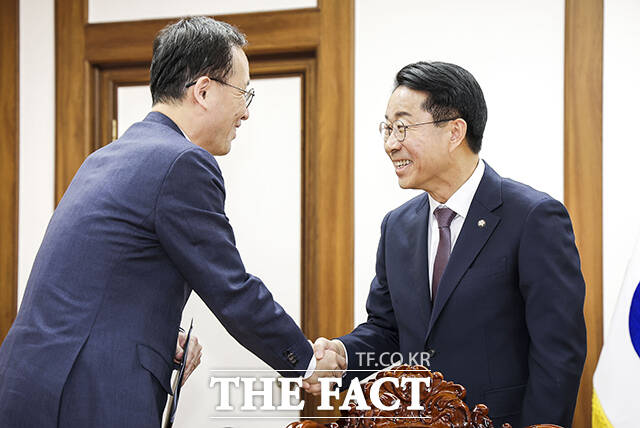 조정식 국회의장이 2일 오후 서울 여의도 국회에서 이형일 부총리 겸 재정경제부 장관(왼쪽)을 접견하며 기념사진 촬영을 하고 있다. /국회=배정한 기자