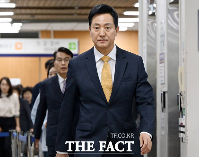 오세훈 서울시장의 '명태균 여론조사비 대납 의혹' 핵심 인물인 사업가 김한정 씨가 2일 서초구 서울고등법원에서 열린 정치자금법 위반 혐의 항소심 결심공판에 출석하고 있다.