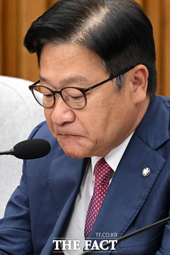 모두발언 마친 뒤 눈물 훔치는 정점식 국민의힘 원내대표.