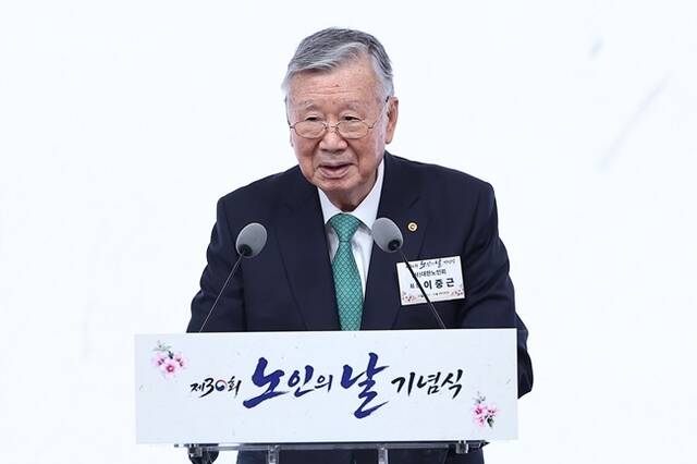 이중근 대한노인회 회장(부영그룹 회장)이 노인 연령 기준 상향과 재가 임종제도 등 정책 과제를 제시했다. /부영그룹