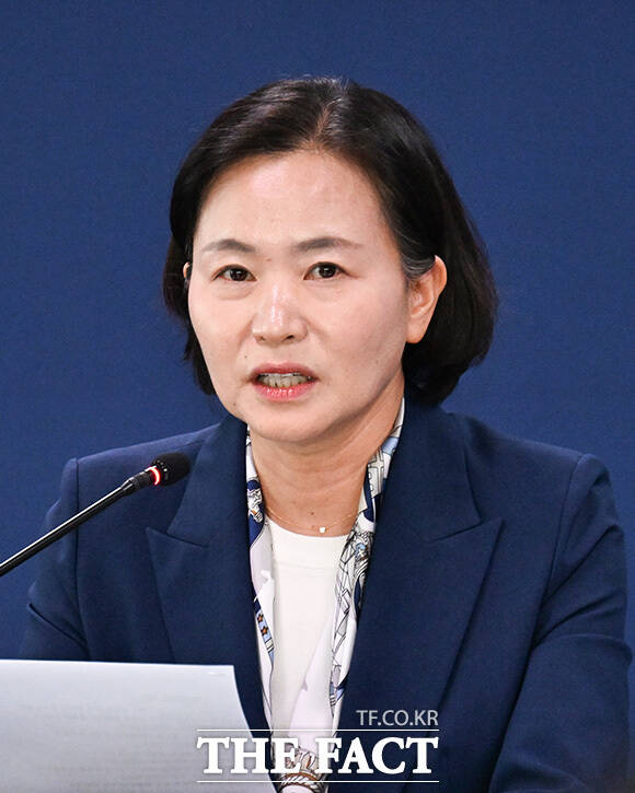 이해민 AI수석이 회의에 앞서 인사하고 있다.
