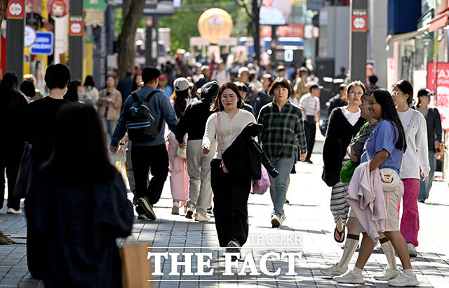 아침 최저기온이 5도로 떨어진 2일 오전 서울 중구 명동의 외국인 관광객들이 외투를 입고 거리를 거닐고 있다. /박상민 기자