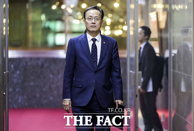 조정식 국회의장이 2일 오후 서울 여의도 국회에서 이형일 부총리 겸 재정경제부 장관(왼쪽)을 접견하며 기념사진 촬영을 하고 있다. /국회=배정한 기자