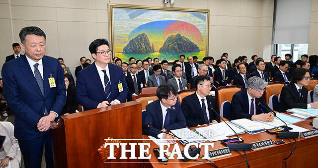 지난해 10월 14일 서울 여의도 국회 정무위원회에서 열린 공정거래위원회 등에 대한 국정감사에 (왼쪽부터) 김광일 홈플러스 대표이사, 김병주MBK 파트너스 회장이 출석해 질의를 듣고 있다. /더팩트 DB