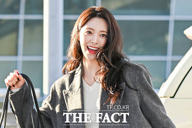 유나가 미소 짓고 있다.