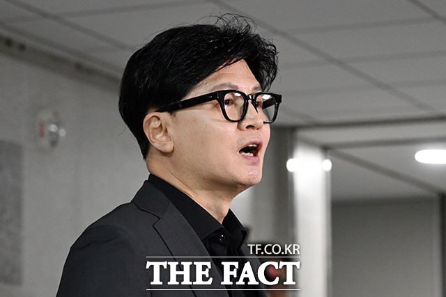 국민의힘이 당내 갈등을 수습하는 국면에 접어들면서 보수 통합론에도 힘이 실리고 있다. 사진은 한동훈 무소속 의원이 지난달 15일 서울 여의도 국회 의원회관에서 기자회견을 열고 발언하는 모습. /서예원 기자