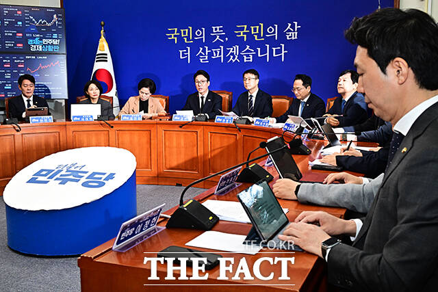 김민석 더불어민주당 대표가 2일 오전 서울 여의도 국회에서 열린 최고위원회의에 참석해 모두발언을 하고 있다. /국회=배정한 기자