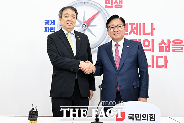 정점식 국민의힘 원내대표(오른쪽)가 2일 오후 서울 여의도 국회에서 미즈시마 고이치 주한일본대사를 만나 기념촬영을 하고 있다. /국회=남용희 기자