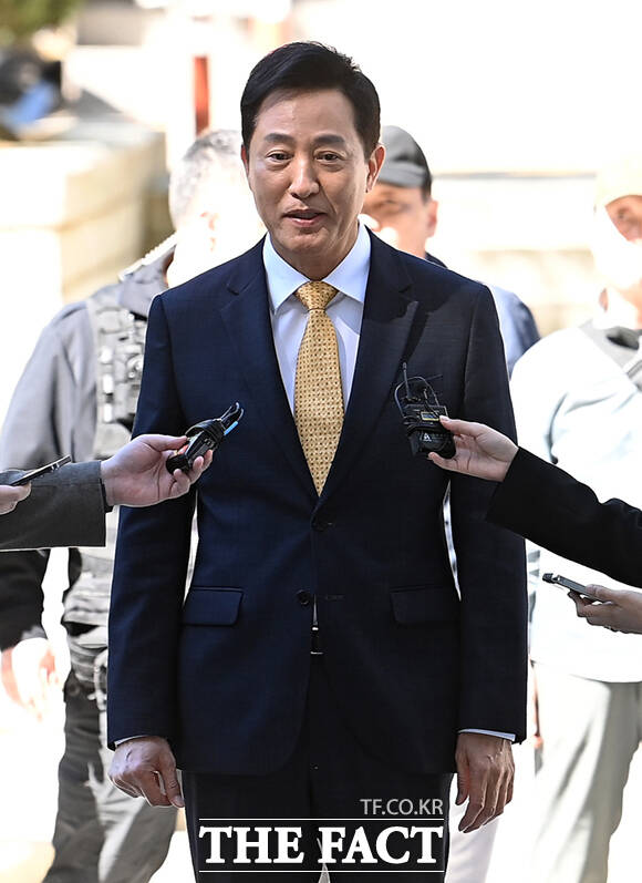오세훈 서울시장의 '명태균 여론조사비 대납 의혹' 핵심 인물인 사업가 김한정 씨가 2일 서초구 서울고등법원에서 열린 정치자금법 위반 혐의 항소심 결심공판에 출석하고 있다.