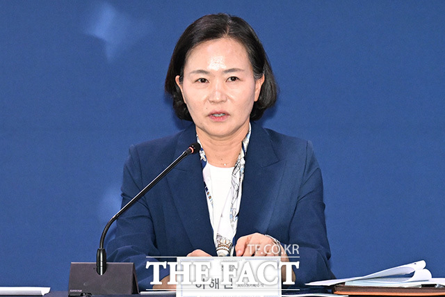 이해민 AI수석이 회의에 앞서 인사하고 있다.
