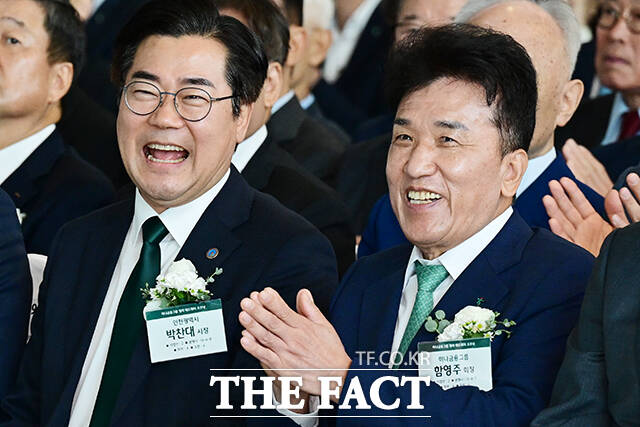 함영주 회장, 김승유 전 하나금융 회장 등 내외빈들이 청라 헤드쿼터 오프닝 행사에 참석해 박수를 치고 있다. /인천=남윤호 기자