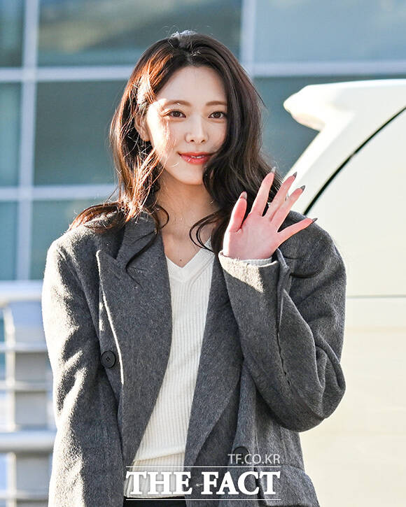 유나가 미소 짓고 있다.