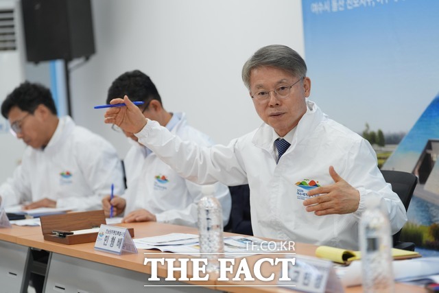 민형배 전남광주시장이 2일 '2026 여수세계섬박람회' 운영본부 회의실에서 열린 중간 점검에서 조직위 사무총장으로부터 운영 상황 및 주요 개선 사항 등을 듣고 있다. /전남광주시
