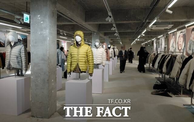 지난 1일 찾은 무신사 스탠다드 성수점에서는 F/W(가을·겨울) 시즌 프리뷰 행사가 열렸다. 현장은 전시회장을 보듯 고객의 이동 동선을 넓힌 점이 특징이다. /손원태 기자