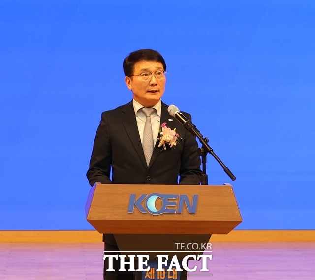 이현빈 신임 한국남동발전 사장이 2일 경남 진주시 본사 대강당에서 열린 취임식에서 취임사를 하고 있다. /한국남동발전