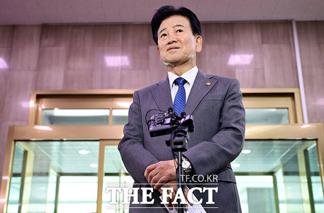 정동영 통일부 장관이 2일 오전 서울 종로구 정부서울청사에로 출근하며 북 지뢰 폭발과 관련해 도어스태핑을 하고 있다. /임영무 기자