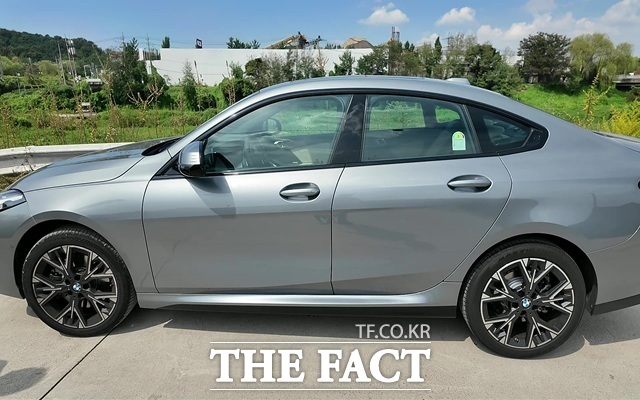 BMW 220의 차체는 전장 4545mm, 전폭 1800mm, 전고 1445mm이며 휠베이스는 2670mm다. 공차중량은 1545kg, 복합연비는 12.3km/L다. /경기 고양=오승혁 기자