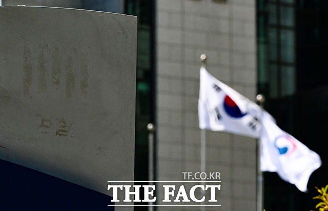 공소청·중대범죄수사청이 출범한 2일 오후 서울 서초구 공소청에 지워진 ‘검찰’ 관련 표식 뒤로 공소청 깃발이 휘날리고 있다. /서예원 기자