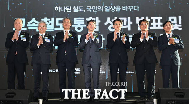 송광석 코레일관광네트웍스 대표이사와 박정현 코레일유통물류 대표이사, 김태승 한국철도공사 사장, 홍지선 국토교통부 장관, 김태병 국토교통부 철도국장, 조성균 국토교통부 철도안전정책관, 류영수 코레일테크 대표이사(왼쪽부터)가 2일 오후 서울 용산구 서울역 맞이방에서 열린 '고속철도 통합 성과 발표 및 자회사 통합 기념행사'에 참석해 기념촬영을 하고 있다. /김성렬 기자