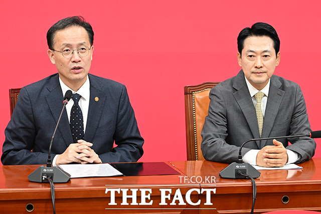 이형일 부총리 겸 재정경제부 장관(왼쪽) 접견하며 인사말 하는 장 대표.