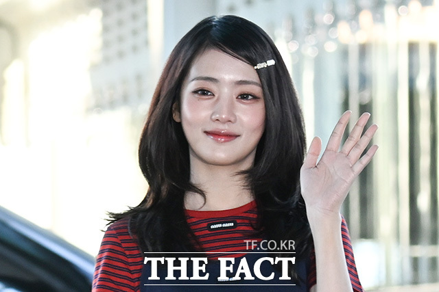 민니가 윙크를 하고 있다.