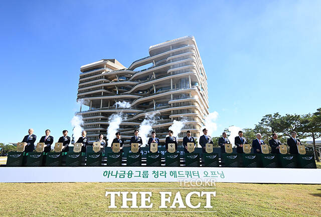 왼쪽부터 이용우 더불어민주당 의원, 함영주 회장, 박찬대 시장, 김교흥 민주당 의원. /인천=남윤호 기자