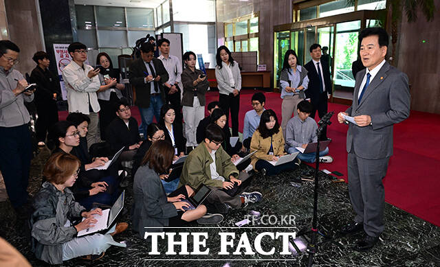 정동영 통일부 장관이 2일 오전 서울 종로구 정부서울청사에로 출근하며 북 지뢰 폭발과 관련해 도어스태핑을 하고 있다. /임영무 기자