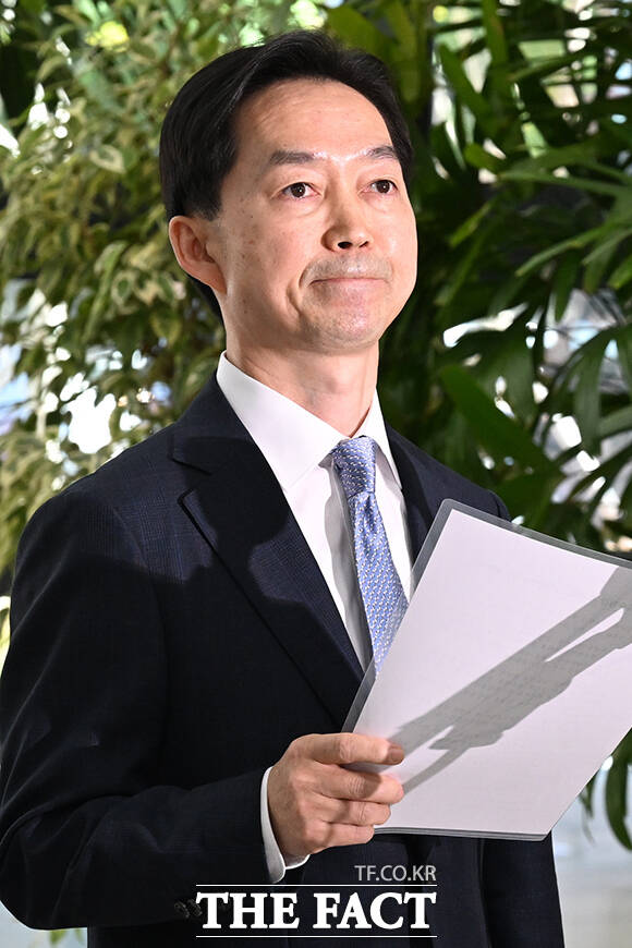 김지용 중대범죄수사청장 후보자가 2일 오후 서울 종로구 정부서울청사 창성동 별관에 마련된 인사청문회 준비단으로 출근하며 입장 표명을 하고 있다. /김성렬 기자