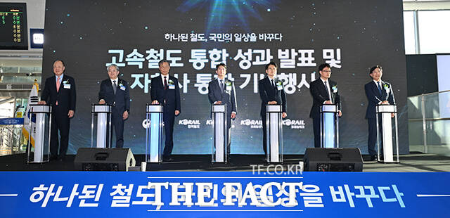 세머니를 앞두고 기념촬영 하는 홍지선 국토교통부 장관(가운데)과 김태승 한국철도공사 사장을 비롯한 참석자들.