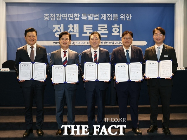 충청광역연합이 2일 서울 켄싱턴호텔에서 충청광역연합 특별법 제정을 위한 업무협약을 체결한 뒤 협약서를 들고 기념 촬영을 하고 있다. (왼쪽부터) 신용한 충북도지사, 허태정 대전시장, 박수현 충남도지사, 조상호 세종시장, 구형서 충청광역연합의회 의장. /충남도
