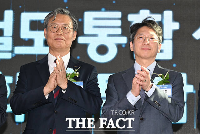 박수치는 홍지선 국토교통부 장관(오른쪽)과 김태승 한국철도공사 사장.