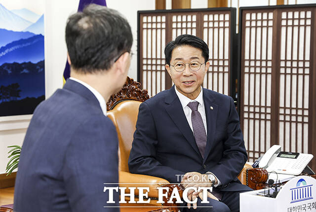 조정식 국회의장이 2일 오후 서울 여의도 국회에서 이형일 부총리 겸 재정경제부 장관(왼쪽)을 접견하며 기념사진 촬영을 하고 있다. /국회=배정한 기자
