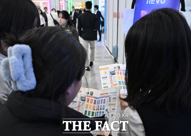취업난에 시달리는 청년들 사이에서는 실업급여가 취업을 대신할 수 없는 만큼, 장기적으로 안정적 일자리 공급이 우선돼야 한다는 목소리가 나온다. /이새롬 기자