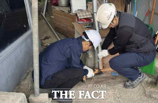 구미도시공사 직원들이 2일 장천면의 한 주거 취약가구를 찾아 노후 시설을 보수하고 있다. 직원들은 전문기술을 활용한 재능기부를 통해 생활 속 안전 위험요인을 개선하고 ‘따뜻하고 안전한 보금자리 2호’를 조성했다. /구미도시공사