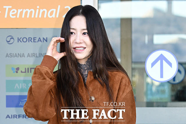 고현정이 '볼하트' 포즈를 하고 있다.