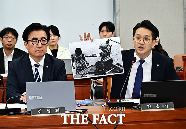 의사진행 발언하는 전용기 더불어민주당 의원(오른쪽).