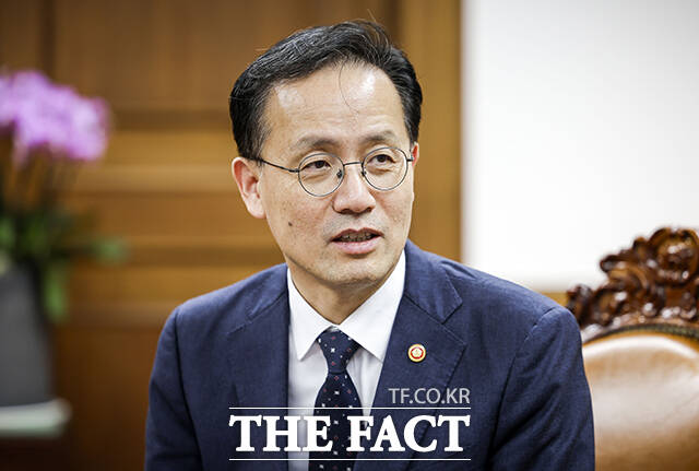 조정식 국회의장이 2일 오후 서울 여의도 국회에서 이형일 부총리 겸 재정경제부 장관(왼쪽)을 접견하며 기념사진 촬영을 하고 있다. /국회=배정한 기자