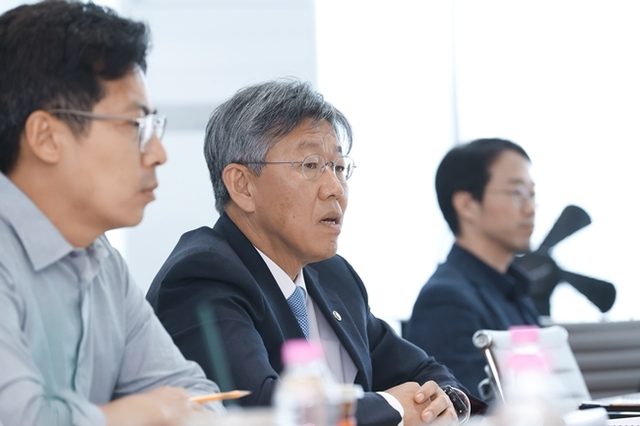 김이탁 국토교통부 제1차관이 2일 서울 용산 국토부·LH 합동 주택공급 TF 회의실에서 LH·SH·GH·iH 등 4대 공사와 '제3차 공공주택 공급점검 TF 회의'를 개최했다. /국토교통부
