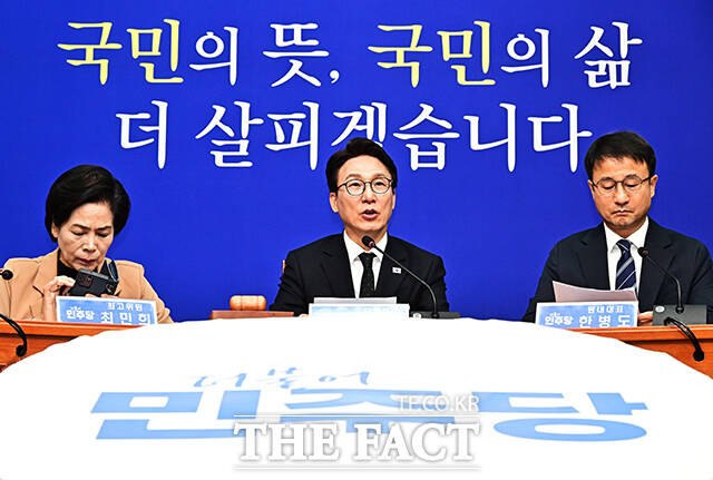 김민석 더불어민주당 대표가 2일 오전 서울 여의도 국회에서 열린 최고위원회의에 참석해 모두발언을 하고 있다. /국회=배정한 기자